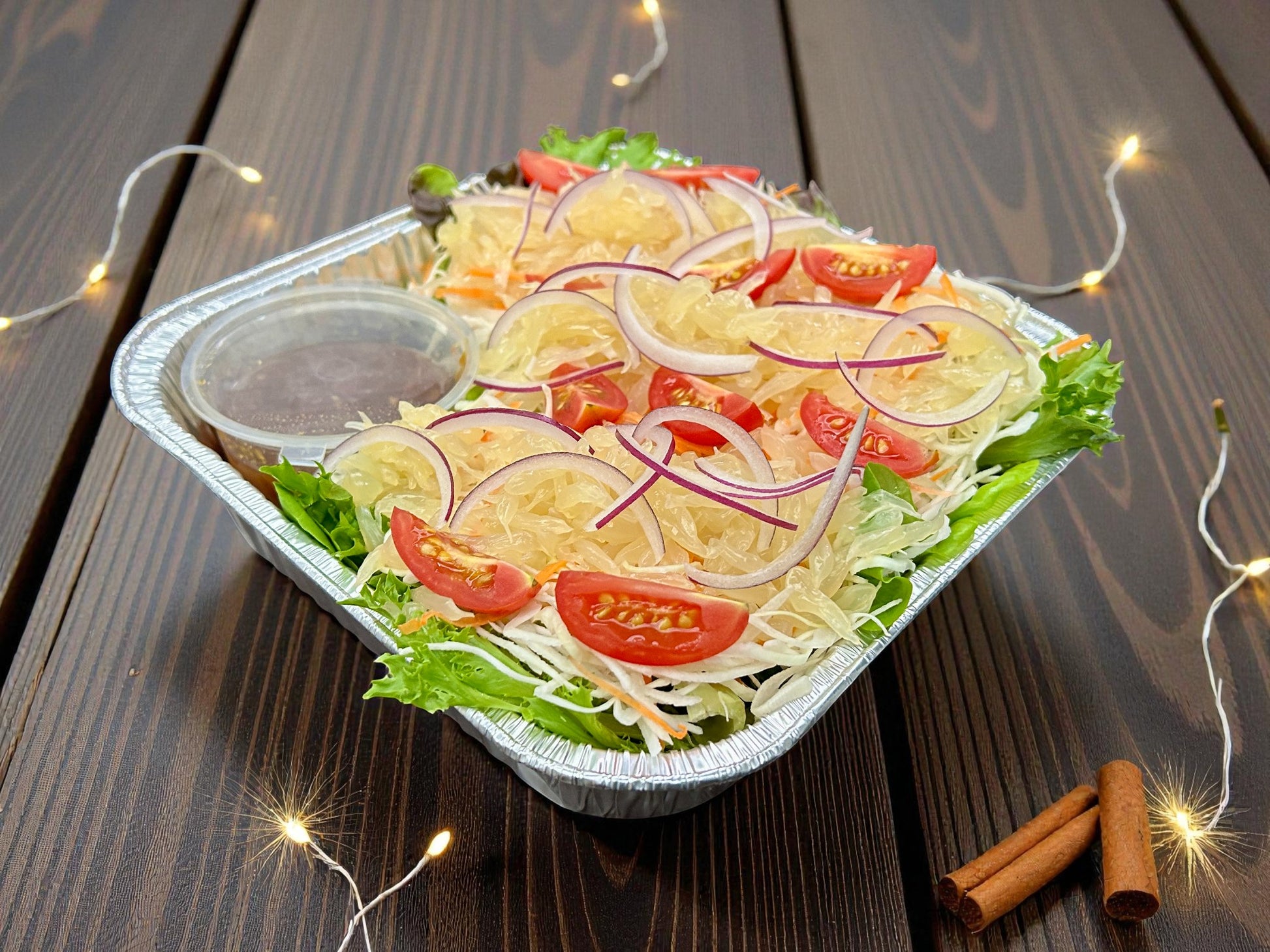 🎄聖誕限定泰式鮮柚子沙律，配酸辣沙律汁，新鮮柚子、蔬菜及堅果拼盤，約1.5磅，適合節日分享。