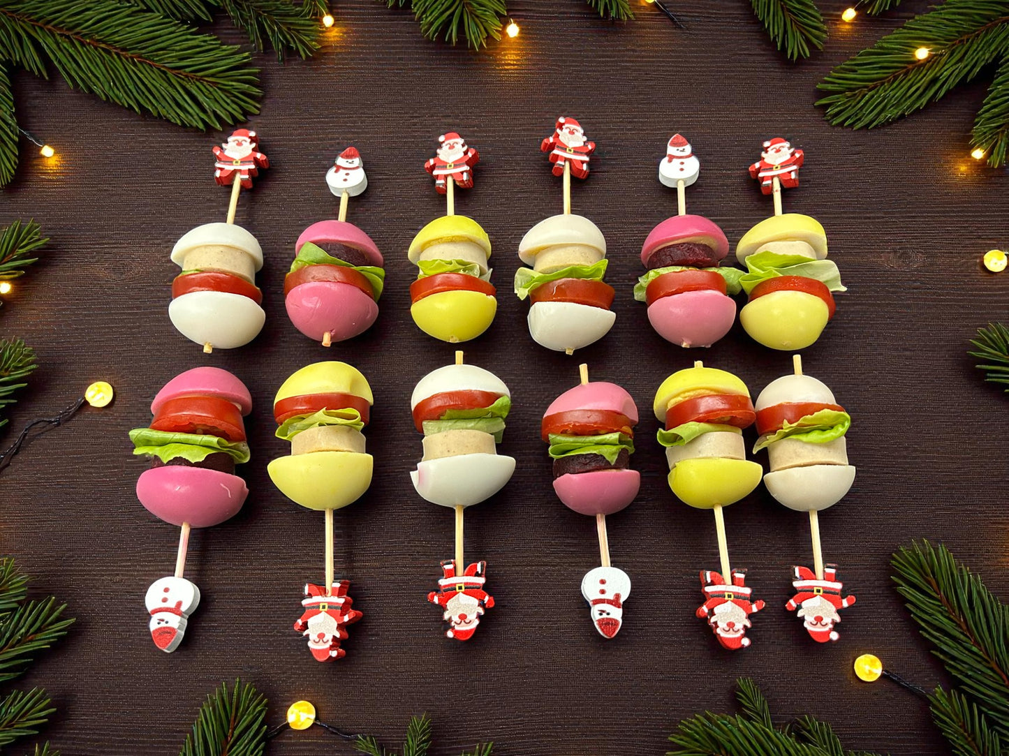 🎄聖誕三味鵪鶉蛋迷你漢堡串，共12件，每串迷你漢堡配三種風味鵪鶉蛋、彩椒及生菜，juicy 嫩滑熱騰騰小食，適合冬季分享。
