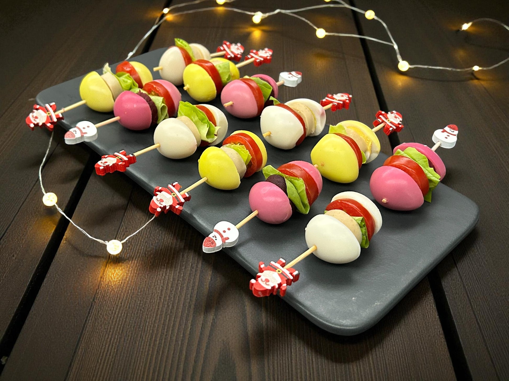 🎄聖誕三味鵪鶉蛋迷你漢堡串，共12件，每串迷你漢堡配三種風味鵪鶉蛋、彩椒及生菜，juicy 嫩滑熱騰騰小食，適合冬季分享。