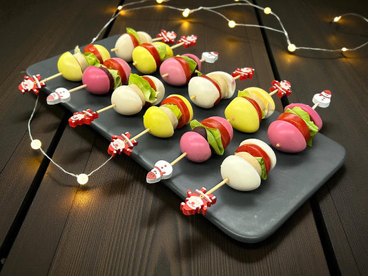 🎄聖誕三味鵪鶉蛋迷你漢堡串，共12件，每串迷你漢堡配三種風味鵪鶉蛋、彩椒及生菜，juicy 嫩滑熱騰騰小食，適合冬季分享。