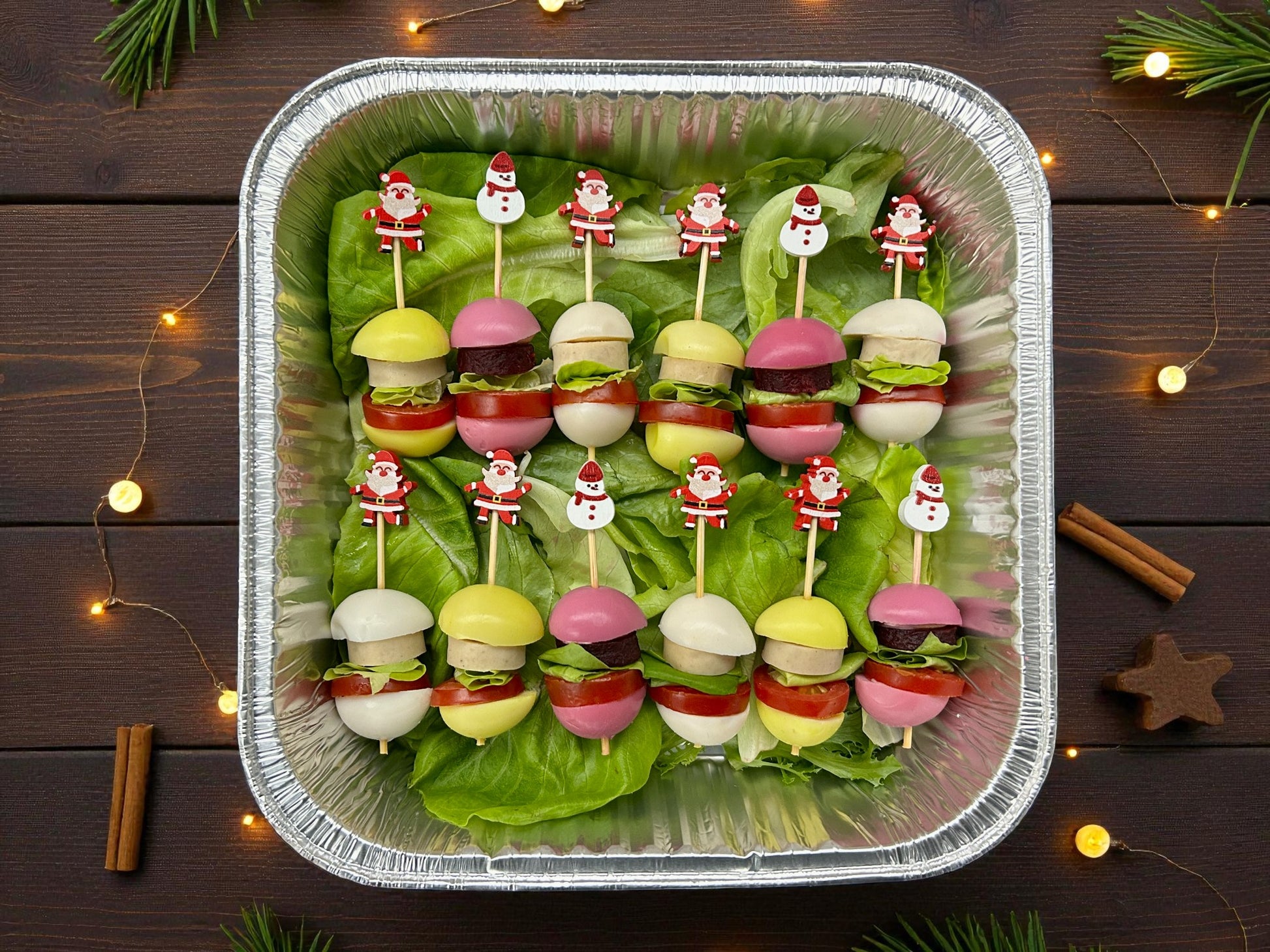 🎄聖誕三味鵪鶉蛋迷你漢堡串，共12件，每串迷你漢堡配三種風味鵪鶉蛋、彩椒及生菜，juicy 嫩滑熱騰騰小食，適合冬季分享。