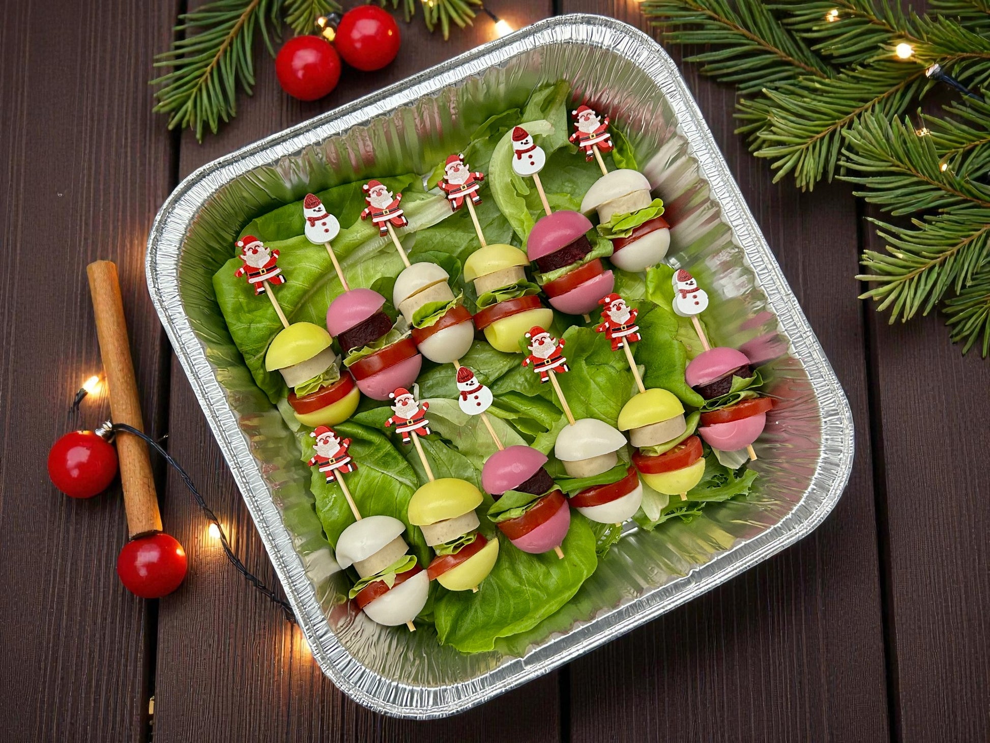 🎄聖誕三味鵪鶉蛋迷你漢堡串，共12件，每串迷你漢堡配三種風味鵪鶉蛋、彩椒及生菜，juicy 嫩滑熱騰騰小食，適合冬季分享。