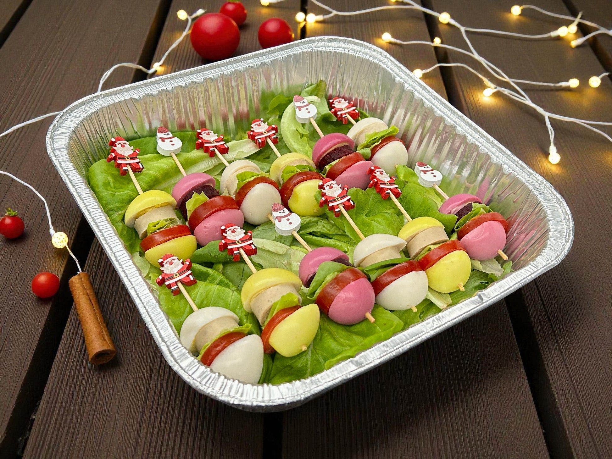 🎄聖誕三味鵪鶉蛋迷你漢堡串，共12件，每串迷你漢堡配三種風味鵪鶉蛋、彩椒及生菜，juicy 嫩滑熱騰騰小食，適合冬季分享。