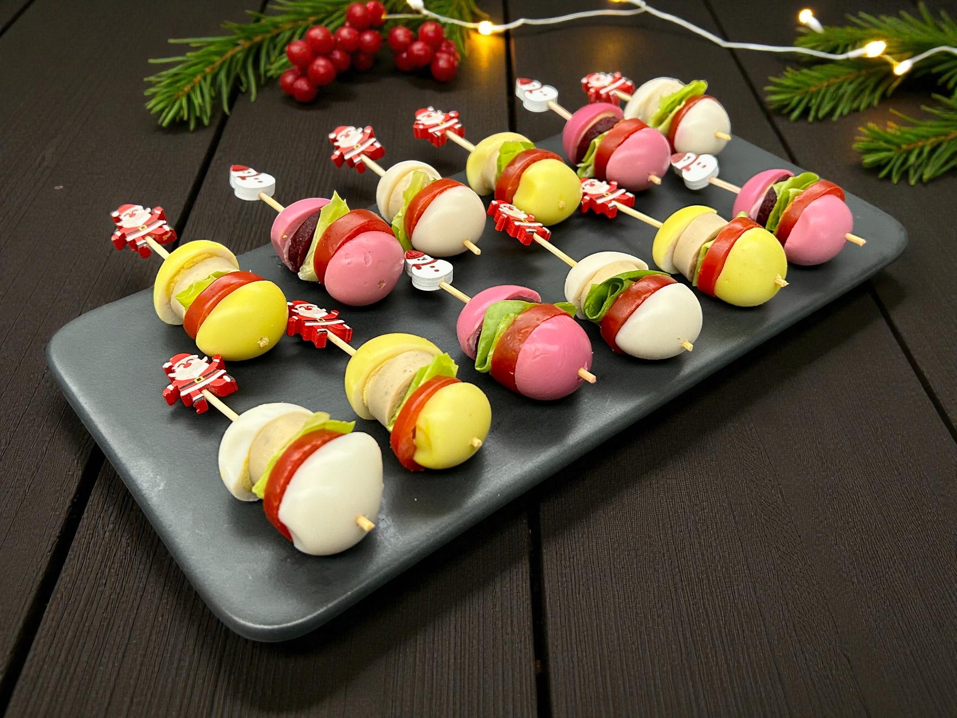 🎄聖誕三味鵪鶉蛋迷你漢堡串，共12件，每串迷你漢堡配三種風味鵪鶉蛋、彩椒及生菜，juicy 嫩滑熱騰騰小食，適合冬季分享。