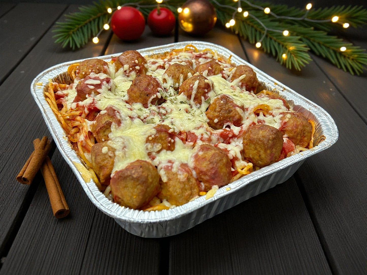 🎄聖誕限定經典義式肉丸車厘茄意粉，約2磅嫩滑肉丸配新鮮車厘茄意粉及香草醬汁，juicy 香濃熱騰騰小食，適合冬季分享。