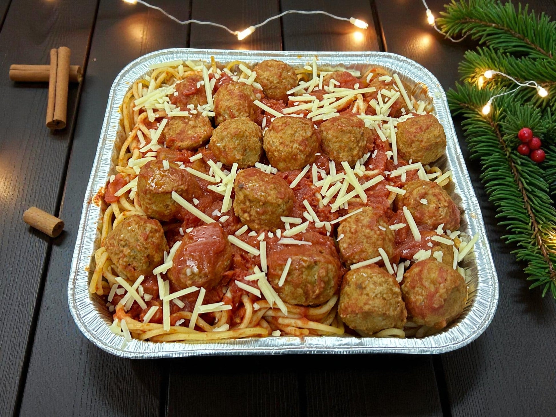🎄聖誕限定經典義式肉丸車厘茄意粉，約2磅嫩滑肉丸配新鮮車厘茄意粉及香草醬汁，juicy 香濃熱騰騰小食，適合冬季分享。