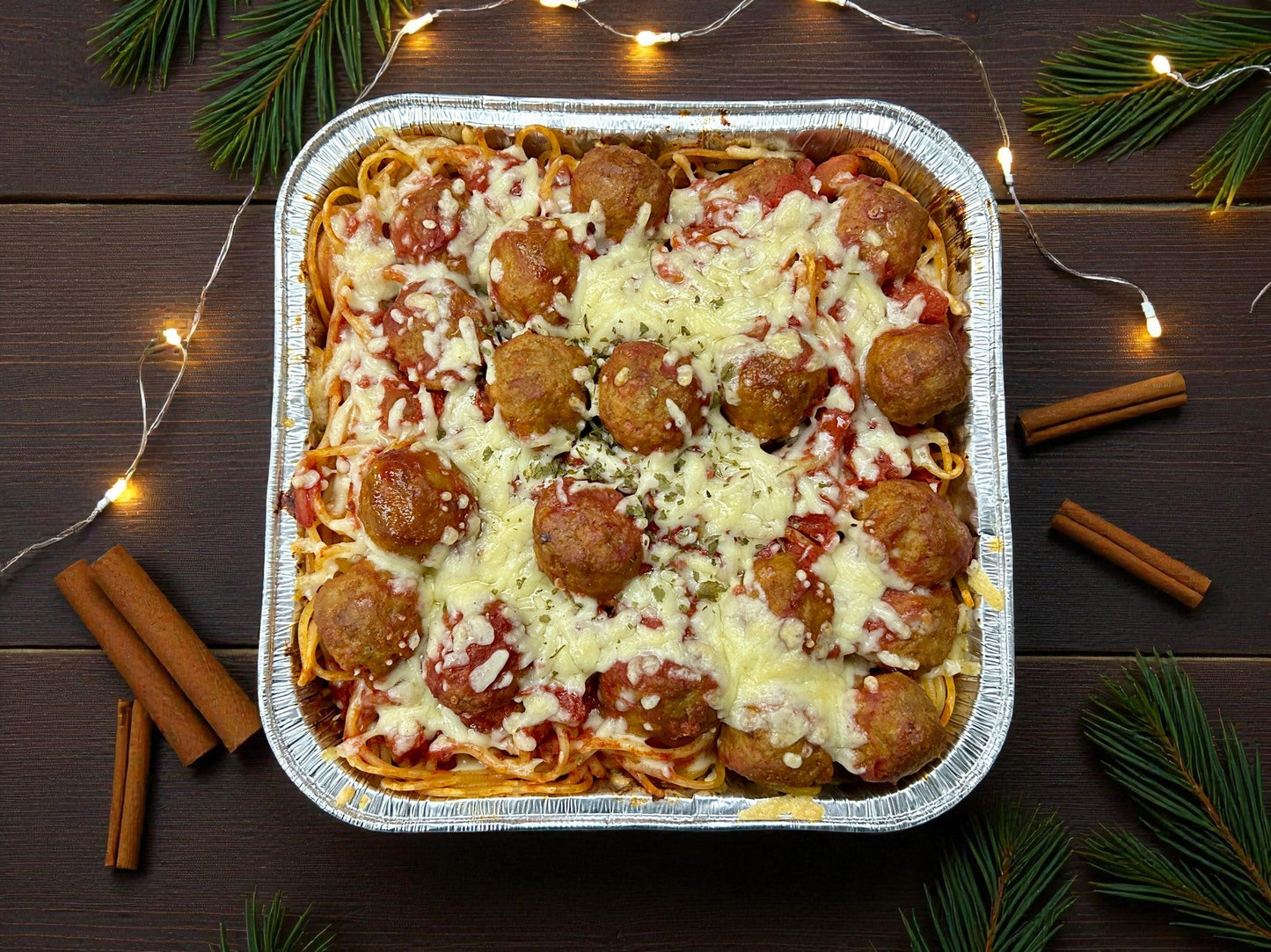 🎄聖誕限定經典義式肉丸車厘茄意粉，約2磅嫩滑肉丸配新鮮車厘茄意粉及香草醬汁，juicy 香濃熱騰騰小食，適合冬季分享。