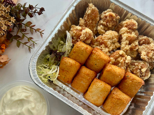 🎄聖誕限定芝士魚腐拼無骨炸雞正面圖，金黃脆皮雞塊配爆汁魚腐，16件每盤，紅綠節日配色，冬季熱辣分享首選。