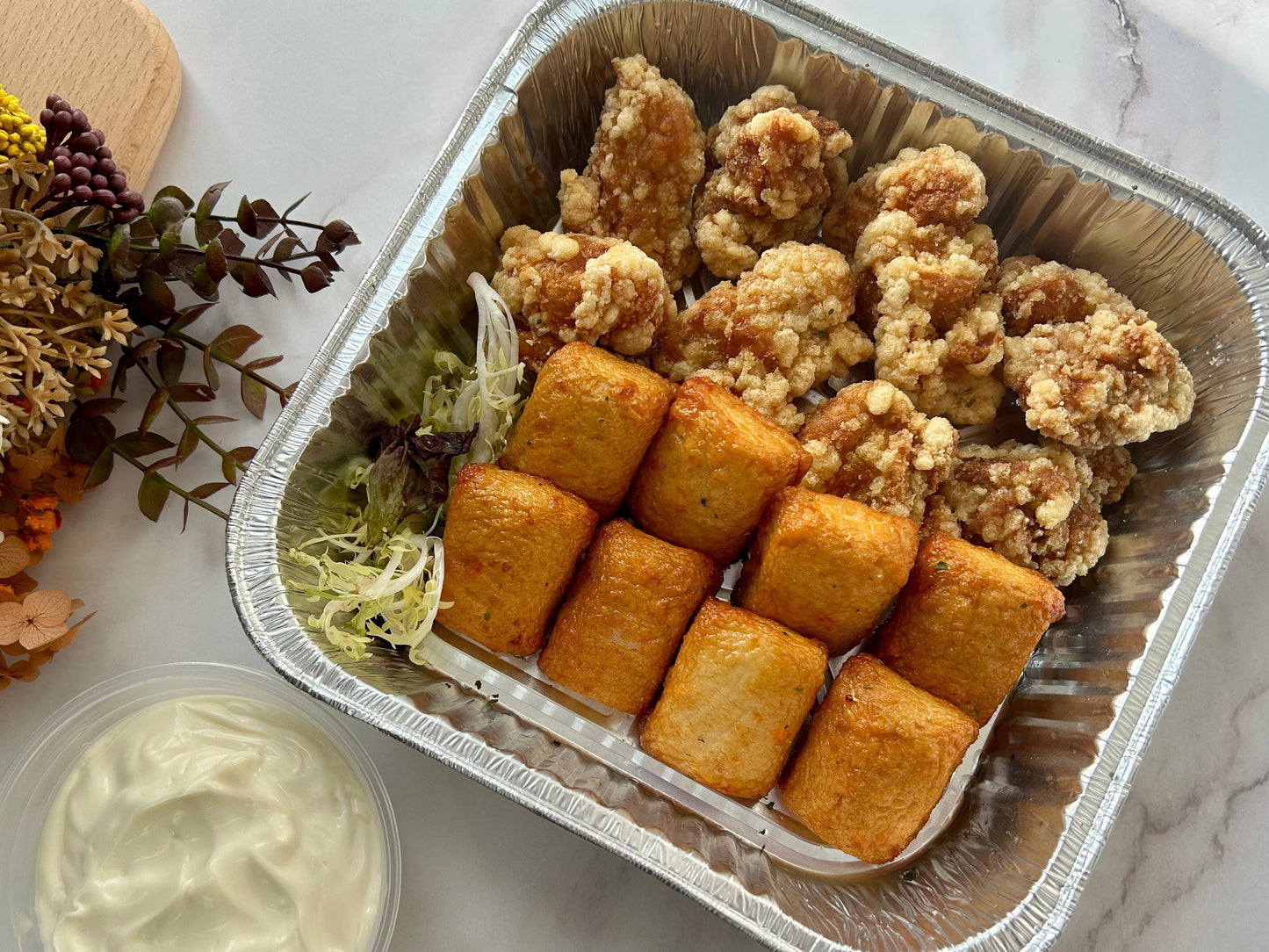 🎄聖誕限定芝士魚腐拼無骨炸雞正面圖，金黃脆皮雞塊配爆汁魚腐，16件每盤，紅綠節日配色，冬季熱辣分享首選。