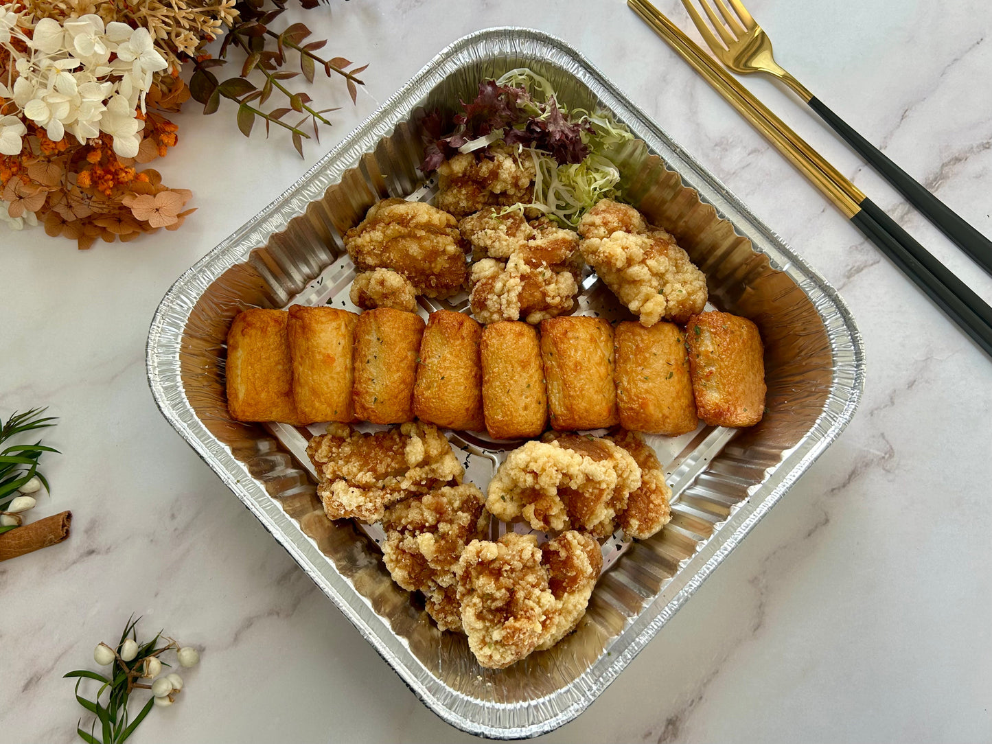 🎄聖誕限定芝士魚腐拼無骨炸雞正面圖，金黃脆皮雞塊配爆汁魚腐，16件每盤，紅綠節日配色，冬季熱辣分享首選。