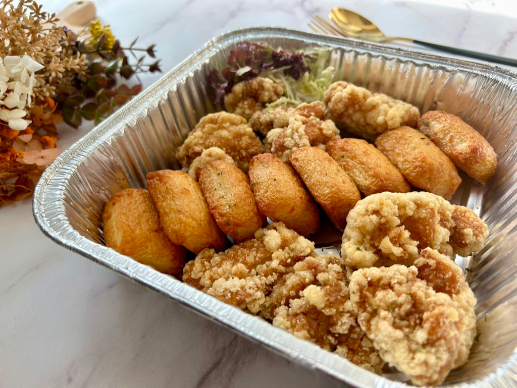 🎄聖誕限定芝士魚腐拼無骨炸雞正面圖，金黃脆皮雞塊配爆汁魚腐，16件每盤，紅綠節日配色，冬季熱辣分享首選。