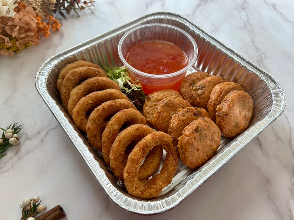 🎄聖誕限定香脆洋蔥圈拼香辣泰式魚餅，每盤16件金黃脆皮洋蔥圈配辣香泰式魚餅及香菜點綴，juicy 熱騰騰脆香小食，適合冬季分享。