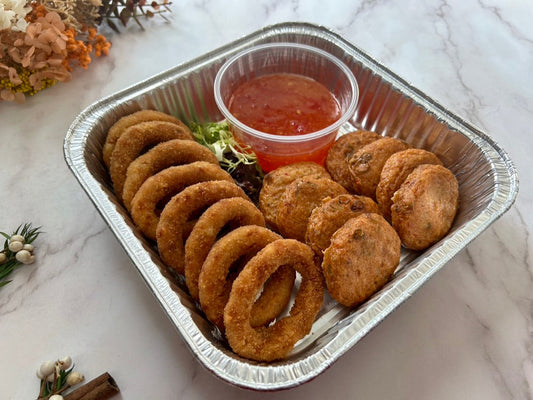 🎄聖誕限定香脆洋蔥圈拼香辣泰式魚餅，每盤16件金黃脆皮洋蔥圈配辣香泰式魚餅及香菜點綴，juicy 熱騰騰脆香小食，適合冬季分享。