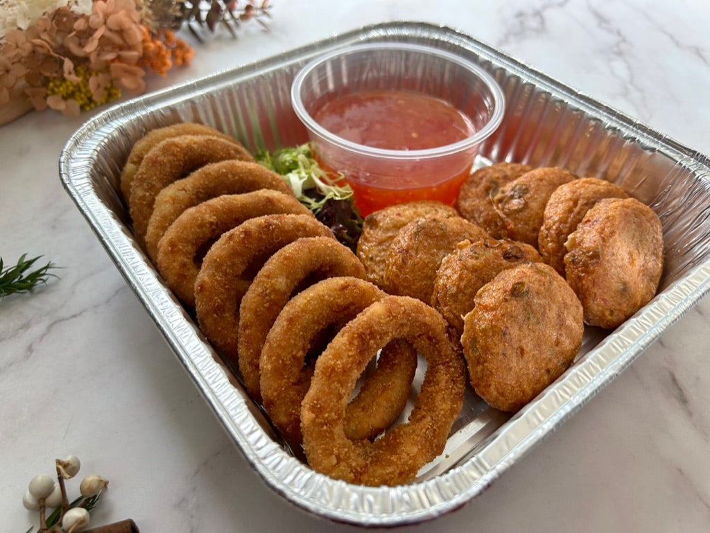 🎄聖誕限定香脆洋蔥圈拼香辣泰式魚餅，每盤16件金黃脆皮洋蔥圈配辣香泰式魚餅及香菜點綴，juicy 熱騰騰脆香小食，適合冬季分享。