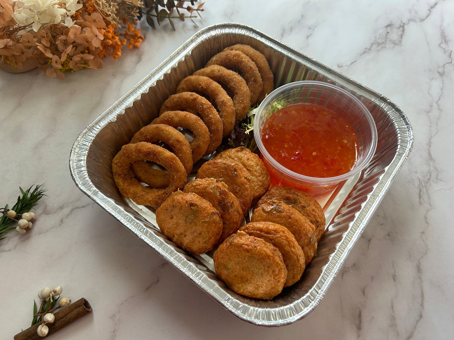 🎄聖誕限定香脆洋蔥圈拼香辣泰式魚餅，每盤16件金黃脆皮洋蔥圈配辣香泰式魚餅及香菜點綴，juicy 熱騰騰脆香小食，適合冬季分享。