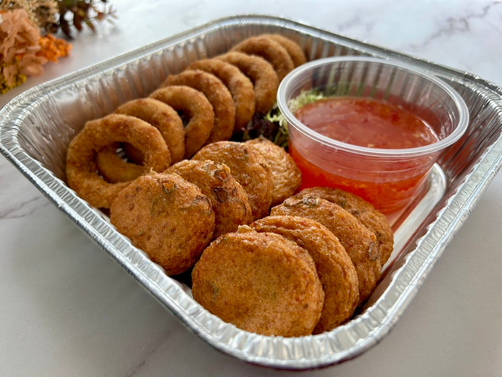 🎄聖誕限定香脆洋蔥圈拼香辣泰式魚餅，每盤16件金黃脆皮洋蔥圈配辣香泰式魚餅及香菜點綴，juicy 熱騰騰脆香小食，適合冬季分享。