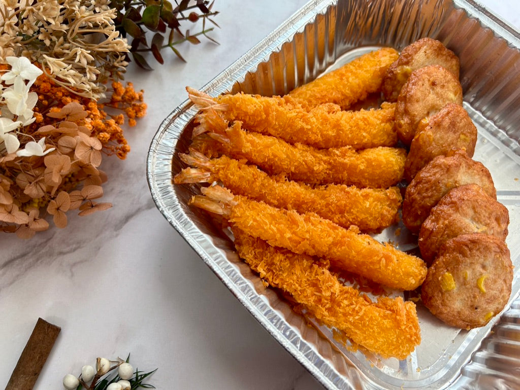🎄聖誕限定吉列炸大蝦拼粟米墨魚餅，每盤12件金黃脆皮大蝦配軟糯粟米墨魚餅，淋沙律醬增添鮮香，juicy 多汁熱騰騰小食，紅綠節日配色適合冬季分享。
