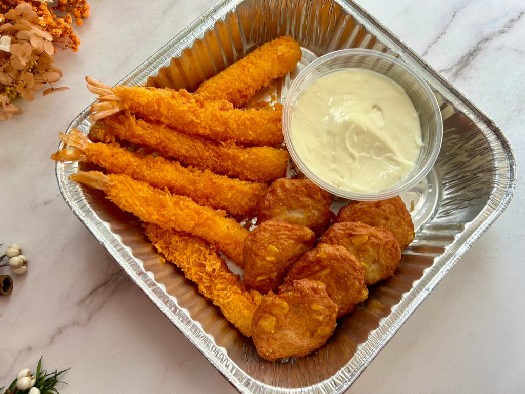 🎄聖誕限定吉列炸大蝦拼粟米墨魚餅，每盤12件金黃脆皮大蝦配軟糯粟米墨魚餅，淋沙律醬增添鮮香，juicy 多汁熱騰騰小食，紅綠節日配色適合冬季分享。