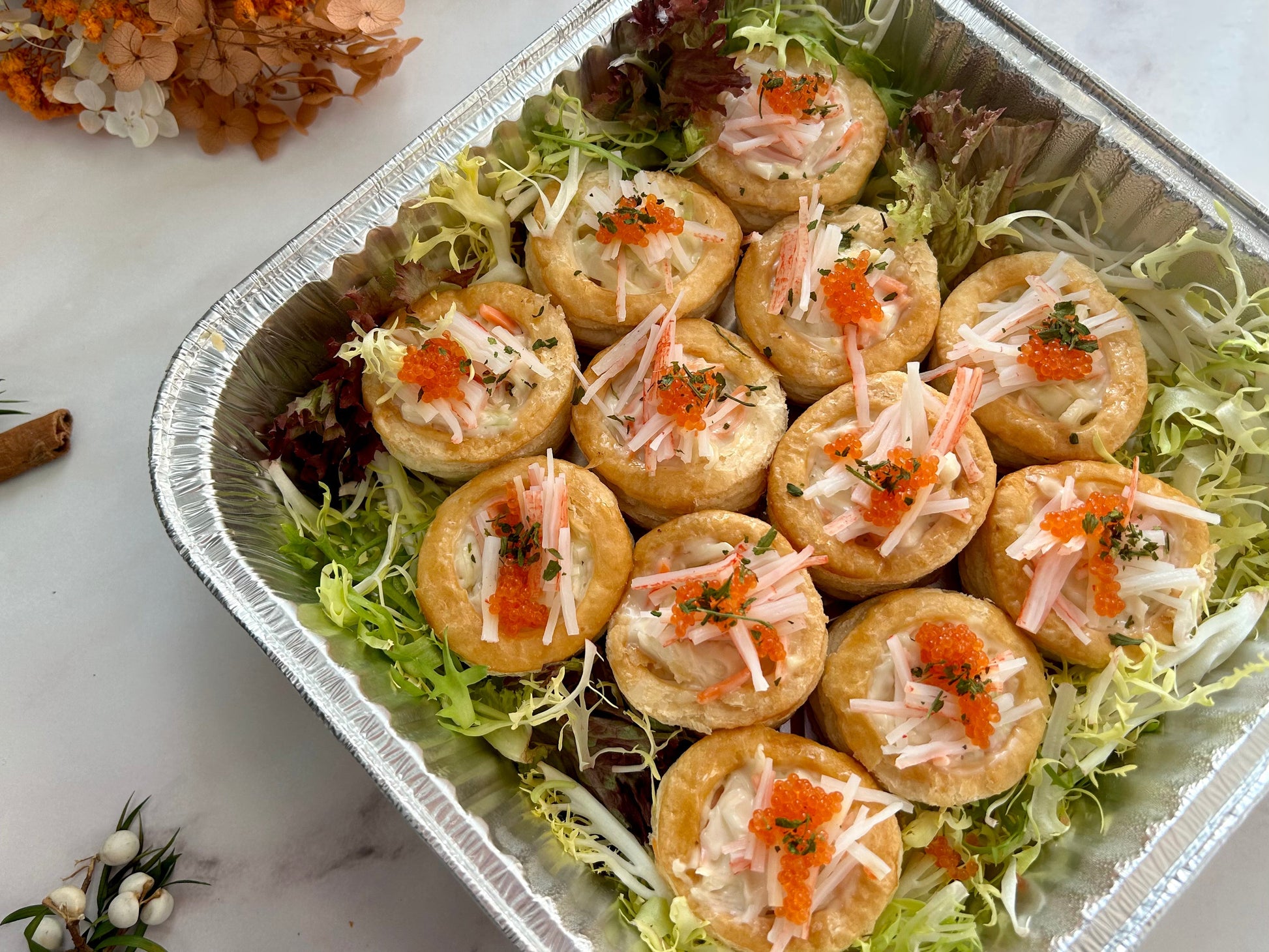 🎄聖誕限定人氣日式蟹柳酥盒，每盤8件金黃脆皮蟹柳酥配芝麻及蔥花點綴，juicy 熱騰騰脆香小食，適合冬季分享。