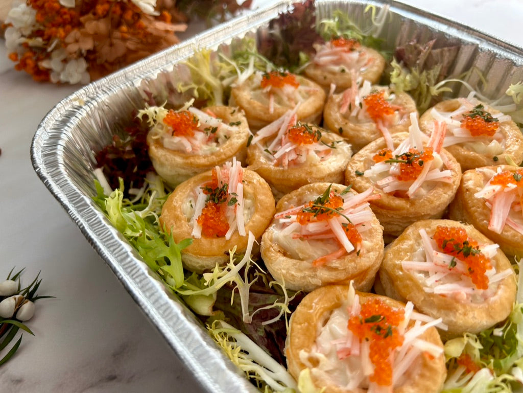 🎄聖誕限定人氣日式蟹柳酥盒，每盤8件金黃脆皮蟹柳酥配芝麻及蔥花點綴，juicy 熱騰騰脆香小食，適合冬季分享。