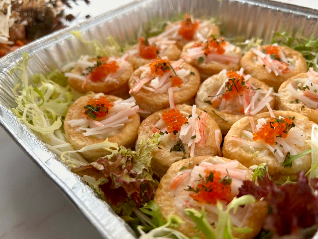 🎄聖誕限定人氣日式蟹柳酥盒，每盤8件金黃脆皮蟹柳酥配芝麻及蔥花點綴，juicy 熱騰騰脆香小食，適合冬季分享。