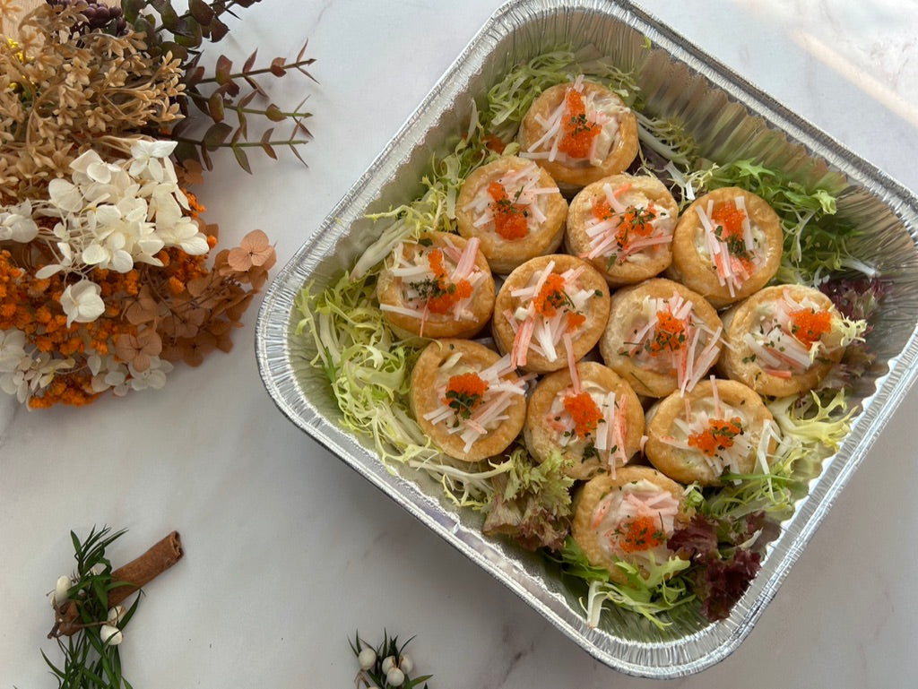 🎄聖誕限定人氣日式蟹柳酥盒，每盤8件金黃脆皮蟹柳酥配芝麻及蔥花點綴，juicy 熱騰騰脆香小食，適合冬季分享。